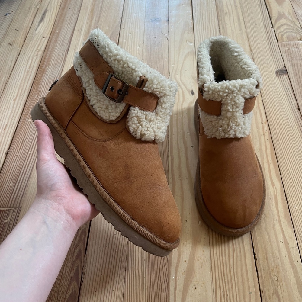 UGG Australia Laurelle Chestnut Suede Sheepskin Buckle Boots 1003919 Womens 8
